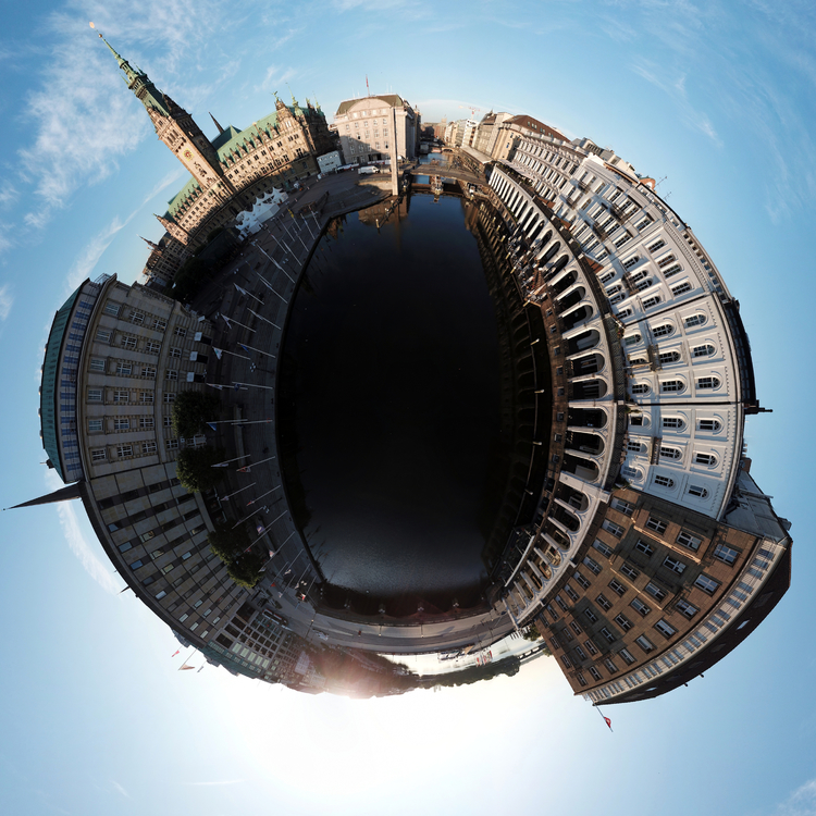 Hamburger Rathaus
im Little-Planet-Panorama aus Sicht von 
